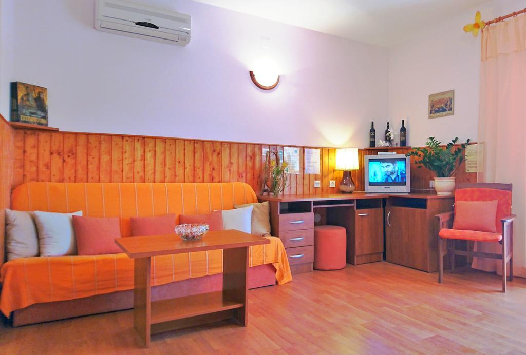 Apartments Radis Затон Екстериор снимка